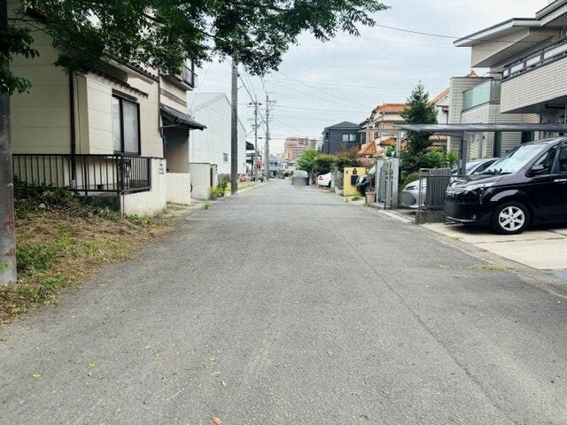 南側前面道路 約5.7mございます。