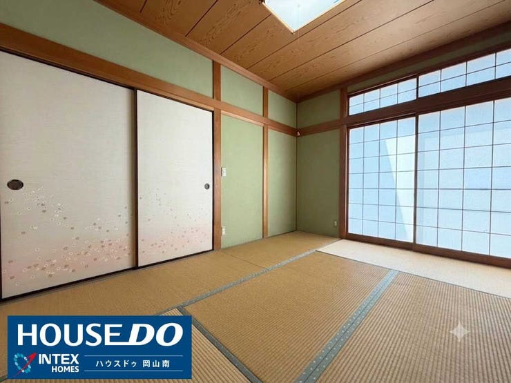 【明るい陽光が広がる落ち着きの和室】
大きな窓から心地よい光が差し込む和室!気軽なお昼寝スペースやご家族でゆっくり寛ぐ場所にぴったりで、毎日が優しさに包まれますね♪(※画像は一部加工しています)