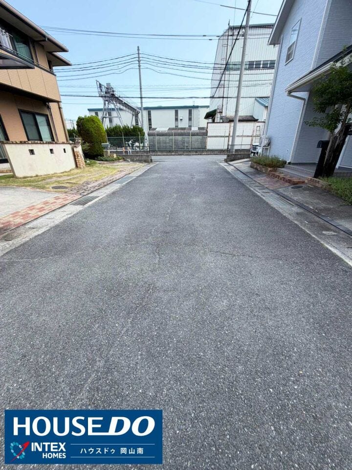 【駐車も安心のゆとりある前面道路】
幅員が広く見通しのよい前面道路!大きな車でも落ち着いて駐車でき、お子様のすれ違いや朝の通学時も安心して見送れる街並みですね♪