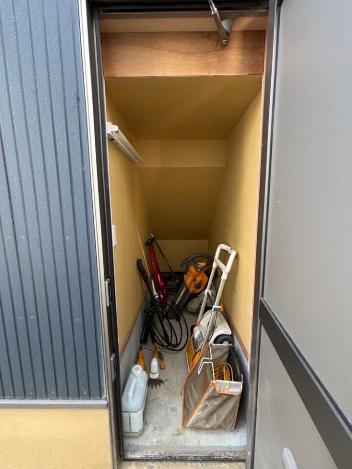 外部物置あり!芝のお手入れ用具(芝刈り機・刈った芝を吸い取るバキューム・バリカン)は残置物としてお引渡しします。