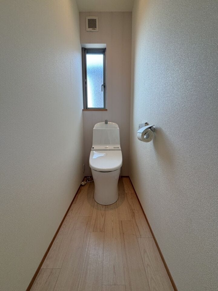 各階にトイレあり!写真は2階のトイレです!朝の混雑時にも役立ちます☆