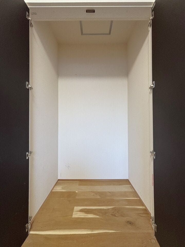 開き戸タイプの収納!中が見渡しやすく、出し入れもスムーズ♪