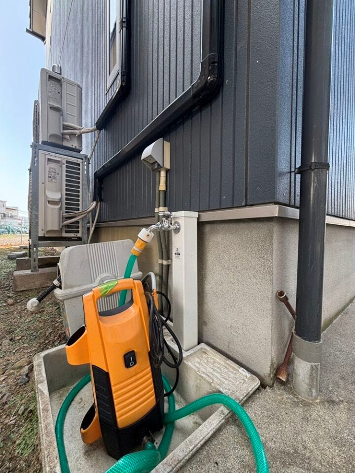 外部コンセント&水栓あり!※高圧洗浄機は残置物としてお引渡しします。