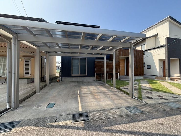 採光タイプのカーポート屋根を採用!室内への光を遮りにくく、明るい住空間を保ちます◎