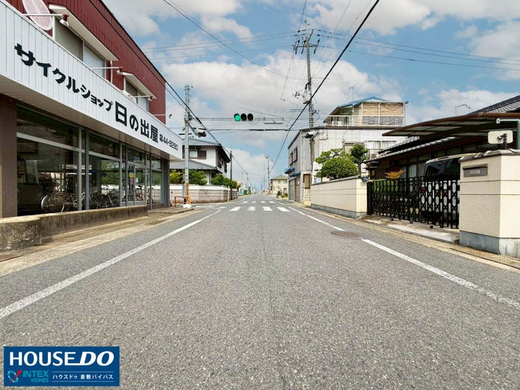 【買い物&移動がとっても快適な立地】
マルナカ徒歩2分、コンビニ徒歩3分と日常の買い出しがラクラク!前面道路はすっきり見通しが良く運転も安心です。バス停徒歩1分で毎日の通勤通学にも困りません♪