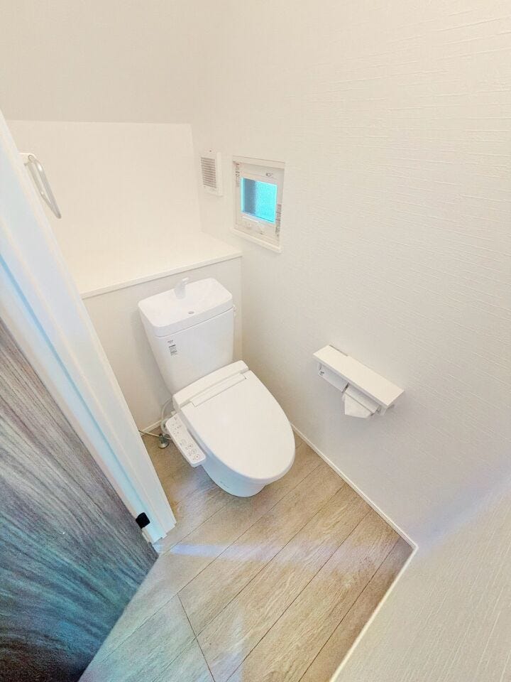 【温水洗浄器付きトイレ 】
温水洗浄器付きのトイレは、便座を暖かく保てるため、冬場でも座ったときにヒヤッとせず快適に使用できます!
ペーパーの使用量の削減にもなるため経済面でもメリットがあります♪