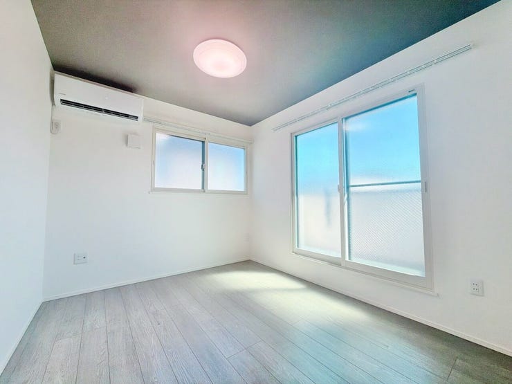【洋室】
広々としたお部屋は家具の配置やインテリアデザインがしやすく、自分好みの居心地の良い空間を作れます♪
ソファやテレビ台を設置して家族や友人とくつろげるセカンドリビングスペースにもなります!