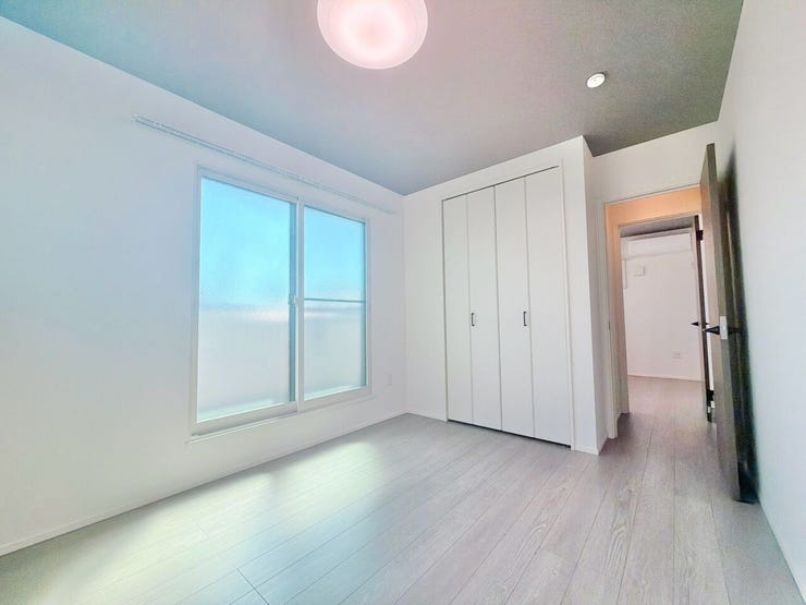 【全室収納付き】
全ての部屋に収納が備わっているため、家族ごとに持ち物を分けて整理しやすく、生活空間をすっきり保てます!
日々の片付けがしやすく、暮らしのリズムが整いやすい嬉しいポイントです♪