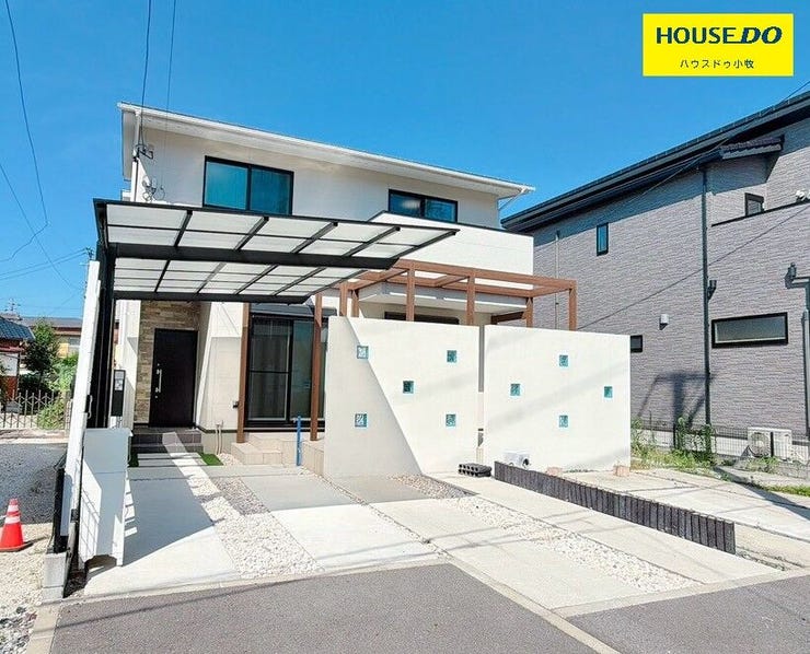 【外観】
【小牧市小牧2丁目】
小牧小学校まで徒歩5分、小牧駅まで徒歩7分の暮らしやすい立地♪
駐車場は2台分完備で日差しから車を保護できるカーポート付き!
お子様やペットとのびのび遊べるテラスも完備♪