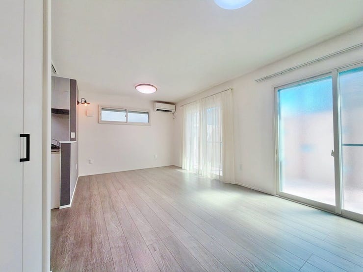 【大きな窓】
大きな窓と光沢のある床が、部屋全体を明るく広く見せてくれます!
自然光がたっぷり差し込み、開放的な空間に♪
汚れも目立ちにくく掃除がしやすいので、毎日気持ちよく過ごせます!