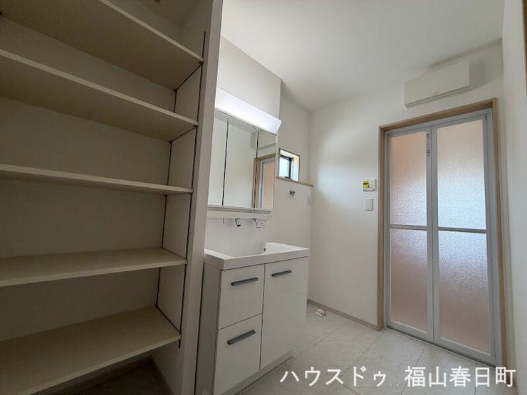 節水機能と使いやすい設計の洗面化粧台を備えた、ゆったり広さの洗面所です!