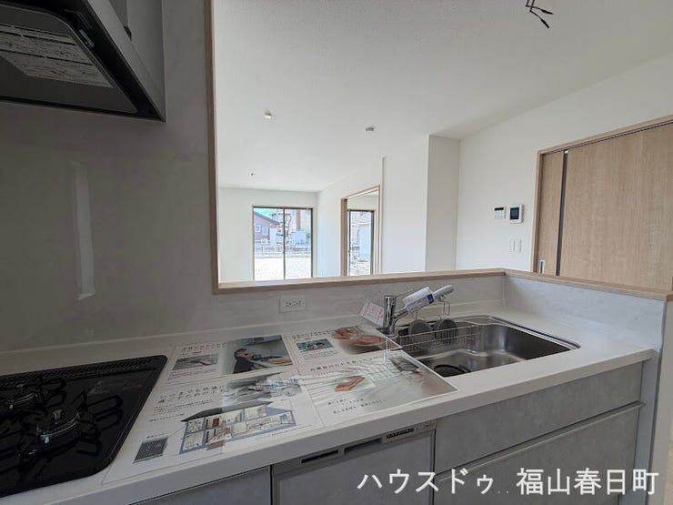 リビングや和室を見渡せる対面式キッチンです!