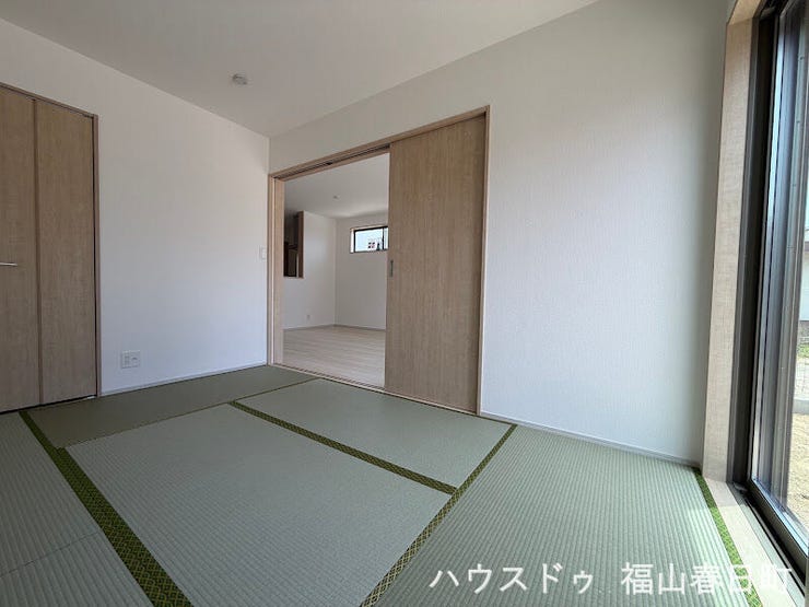 リビング隣接の憩える畳空間!収納も完備!