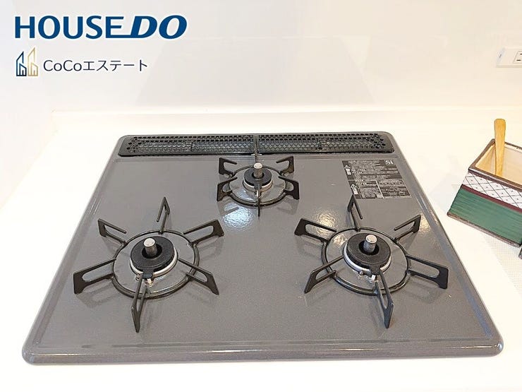 □■三口コンロ■□
同時にお料理が可能♪
煮物と炒め物と汁物と一度に作れます。
手際のよいママ確定ですね。