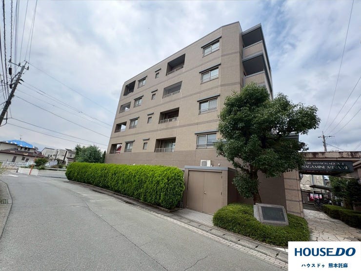 【外観】
国体道路沿いのマンションです!小学校まで徒歩2分♪