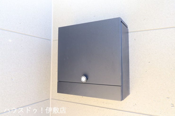 【ポスト(同仕様写真)】
ダイヤル施錠式のポスト