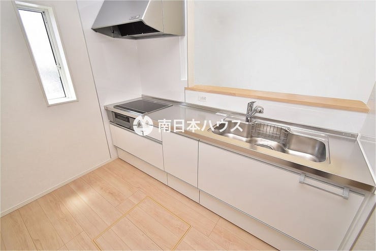 吉野町 新築戸建 吉野町／３区画 【キッチン同型写真】対面式のシステムキッチン！IHクッキングヒーター、浄水機能付き水栓、床下収納付き！