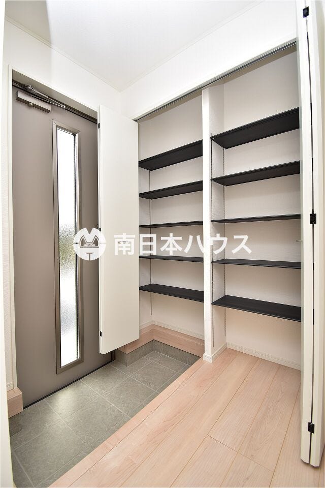 吉野町 新築戸建 吉野町／３区画 【玄関同型写真】収納力のある玄関収納があります♪玄関扉はタッチキー対応です♪