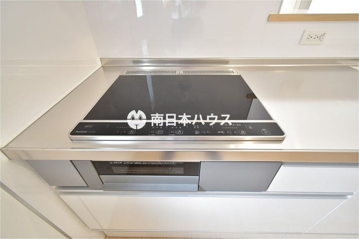吉野町 新築戸建 吉野町／３区画 【IHクッキングヒーター同型写真】3口のコンロにグリル付き！