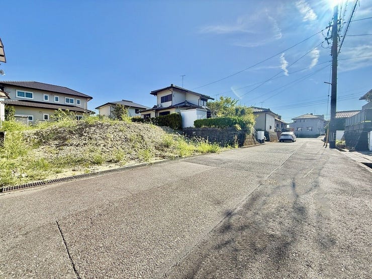 ◇前面道路◇
過ごす時間と共に刻々と表情を変えていく住まい、季節によってさまざまな表情を見せてくれるわが家は、時を重ね思いを紡ぐ場所です。ご家族の一家団欒を心ゆくまでお楽しみください。
