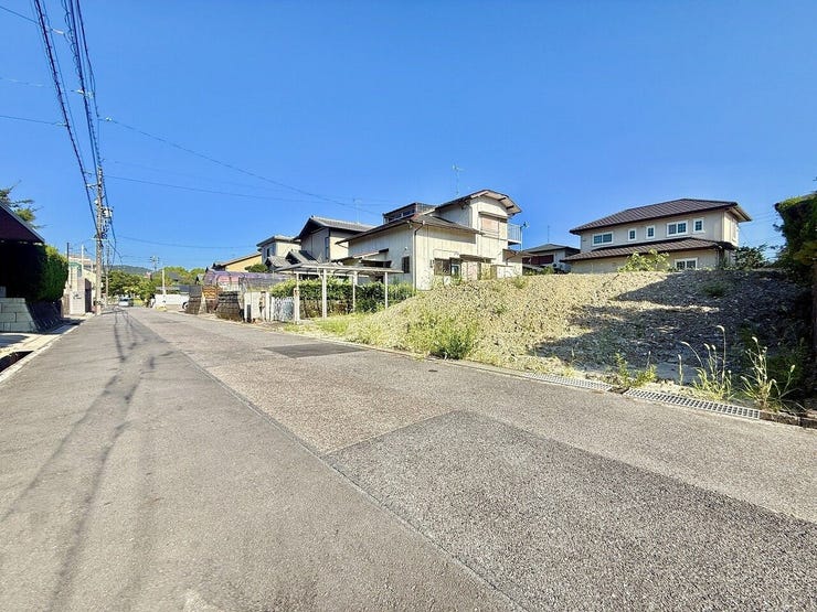 ◇前面道路◇
道路幅はゆとりある約6.0m。車2台が安心してすれ違うことのできる幅です。事故率や歩行者の安全性、騒音などを考えると程よい幅なのではないでしょうか。