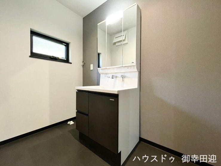■清々しいリフレッシュ空間■自分を磨き、気持ちを切り替える。心地よい光が差し込むプライベートスペース。