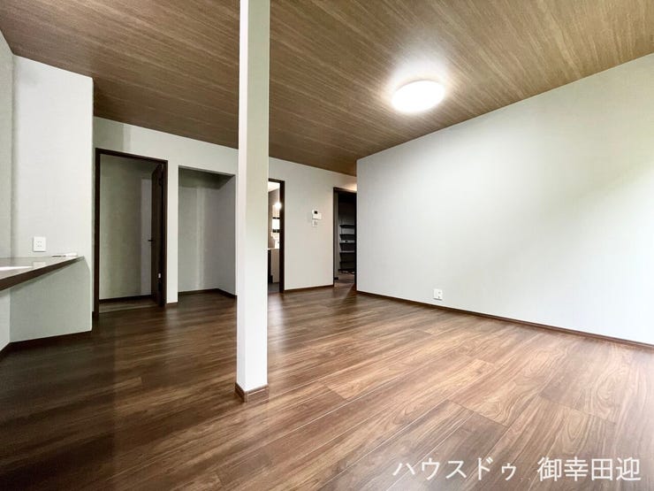 ■安らぎと笑顔の中心地■陽光が優しく降り注ぎ、会話が自然と弾む。ここでは、毎日が特別な時間へと変わります。