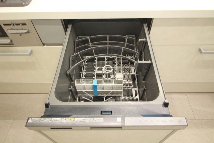 【食器洗浄乾燥機】家事のお手伝いをしてくれます。食器を洗っている間にお掃除など、様々なシーンで家事の時短に役立つ食洗機。
