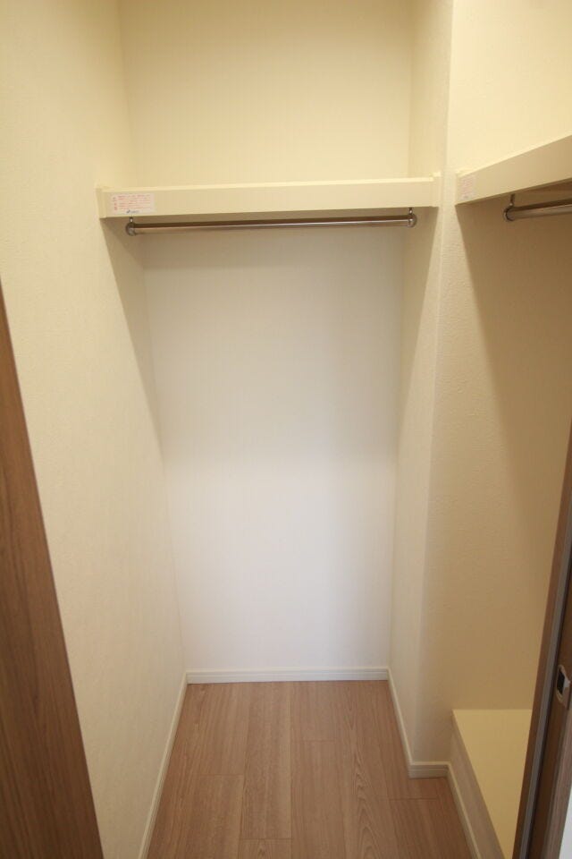 【ウォークインクローゼット】各部屋に振り分けせず一ヶ所に収納。洗濯したハンガーもそのままかけられ、畳む手間なしです。