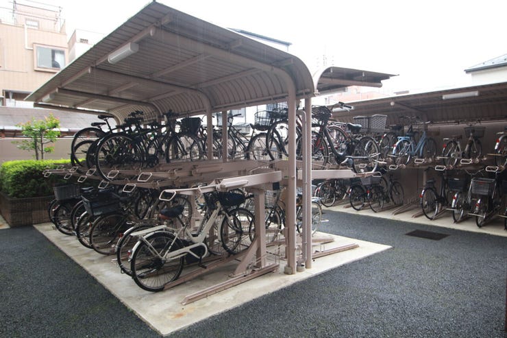 【駐輪場】広さがしっかり確保された、敷地内駐輪場。屋根付きで雨や風から守ってくれます。