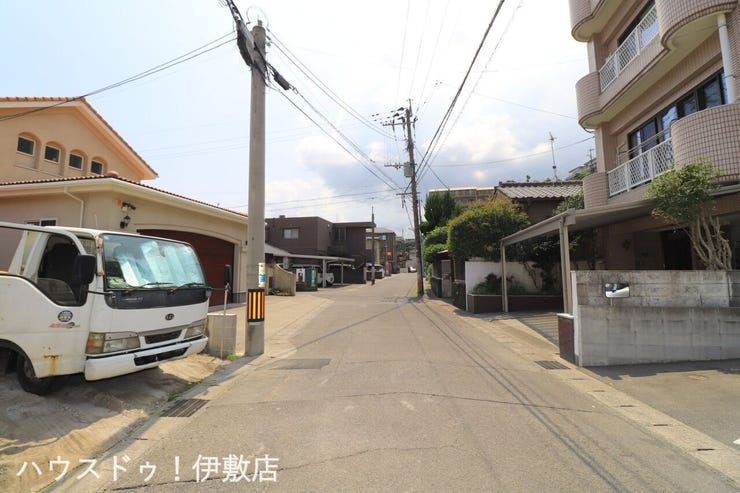 【前面道路】
北西側前面道路、西方面
道路幅員約5.8mと駐車や離合がしやすい道路幅
