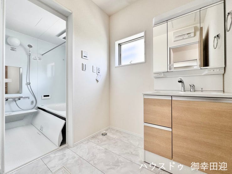 ■清々しいリフレッシュ空間■自分を磨き、気持ちを切り替える。心地よい光が差し込むプライベートスペース。