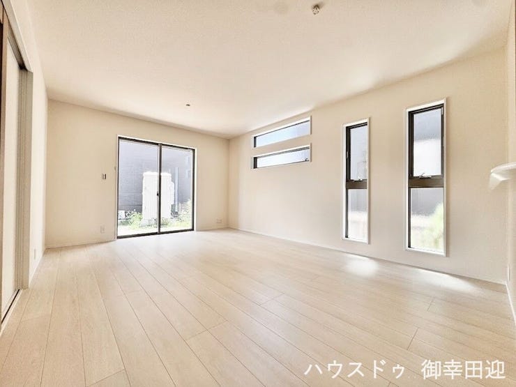 ■安らぎと笑顔の中心地■陽光が優しく降り注ぎ、会話が自然と弾む。ここでは、毎日が特別な時間へと変わります。