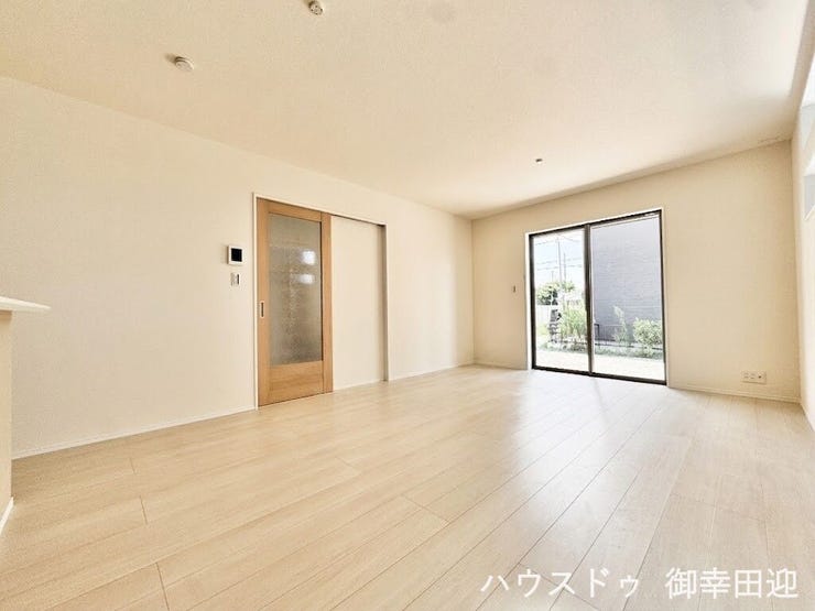 ■安らぎと笑顔の中心地■陽光が優しく降り注ぎ、会話が自然と弾む。ここでは、毎日が特別な時間へと変わります。
