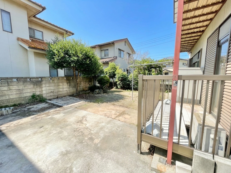 BBQも出来る開放的な庭!日当たりが良いので家庭菜園もおすすめです!