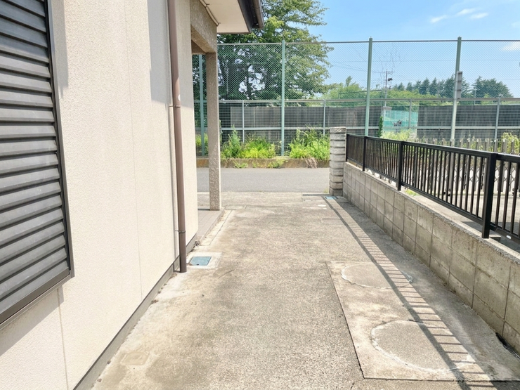 駐車場がコンクリートでお手入れラクラク♪