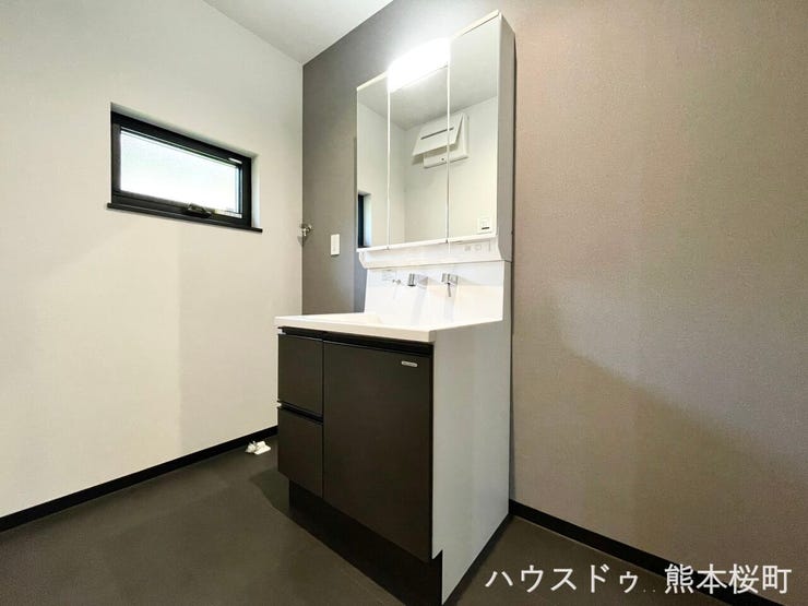 ■清々しいリフレッシュ空間■自分を磨き、気持ちを切り替える。心地よい光が差し込むプライベートスペース。