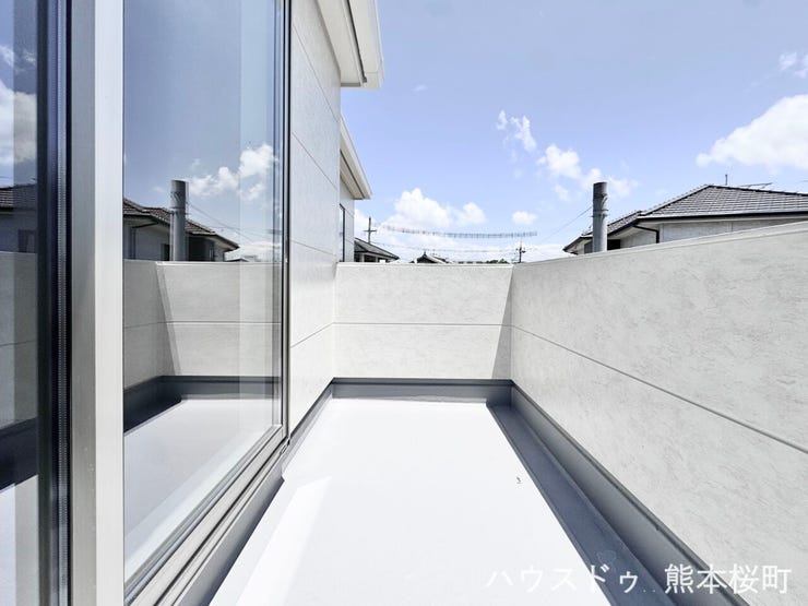 ■空の下の開放的な特等席■日光浴や読書、外の空気を感じながらリフレッシュ。暮らしを豊かにする、もう一つの心地よい空間です。