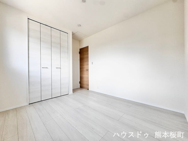 ■2階5.3帖洋室■寝室、書斎、趣味の部屋。家族の成長やライフスタイルに合わせ、様々な使い方ができる快適な空間です。