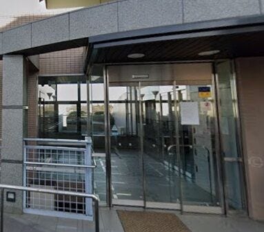住宅地側エントランス、東向き駐車場側から108号室はすぐ
