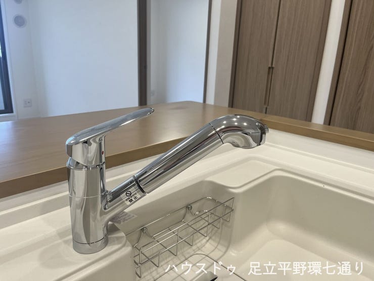 使い勝手の良いシャワー水栓を採用したキッチン。シンクの隅々まで洗いやすく、家事効率も高まります。