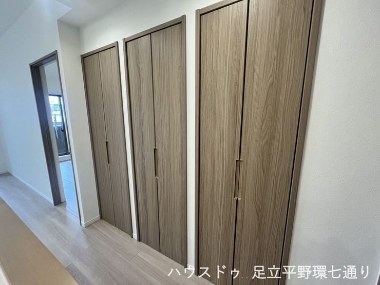 廊下には収納を複数設置。日用品や掃除用品などを分けてしまえ、室内をすっきり保てます。