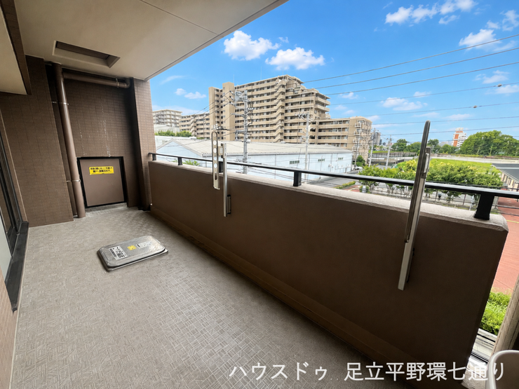 幅と奥行きにゆとりのあるバルコニー。視界が開けており、風通しや開放感を感じられる住空間です。