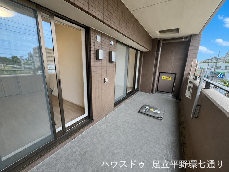 屋根のある奥行き豊かなバルコニー。洗濯物を干しやすく、外の景色も楽しめる開放的な空間です。