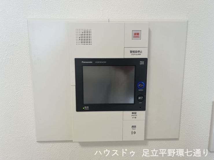 来訪者を室内から確認できるモニター付きインターホン。オートロックの解錠操作もでき、防犯面に配慮されています。