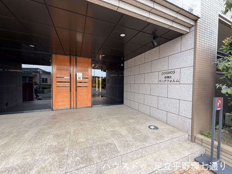 木目調の扉が印象的な重厚感のあるエントランス。住まいの顔として品格を感じられます。