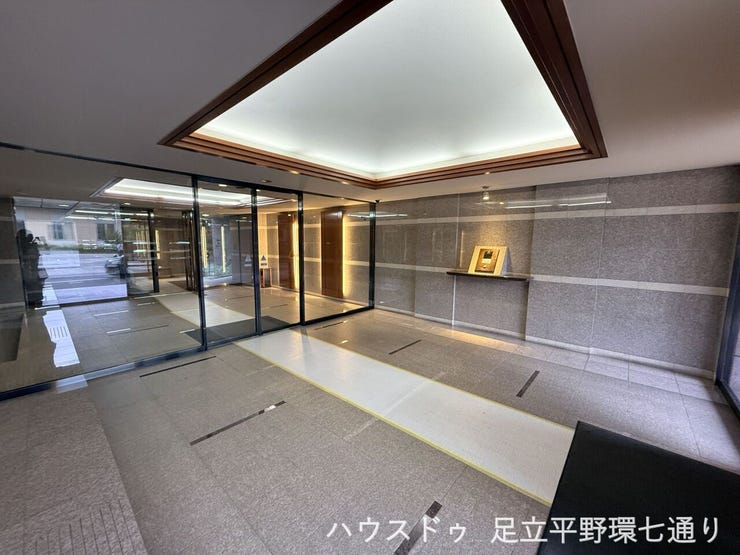落ち着いた色調と間接照明が上質な雰囲気を演出する、ゆとりあるエントランスホールです。