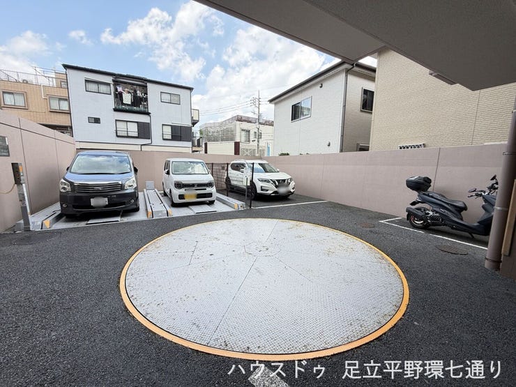 ターンテーブル付きの駐車場で、敷地内での方向転換や車の出し入れをスムーズに行えます。