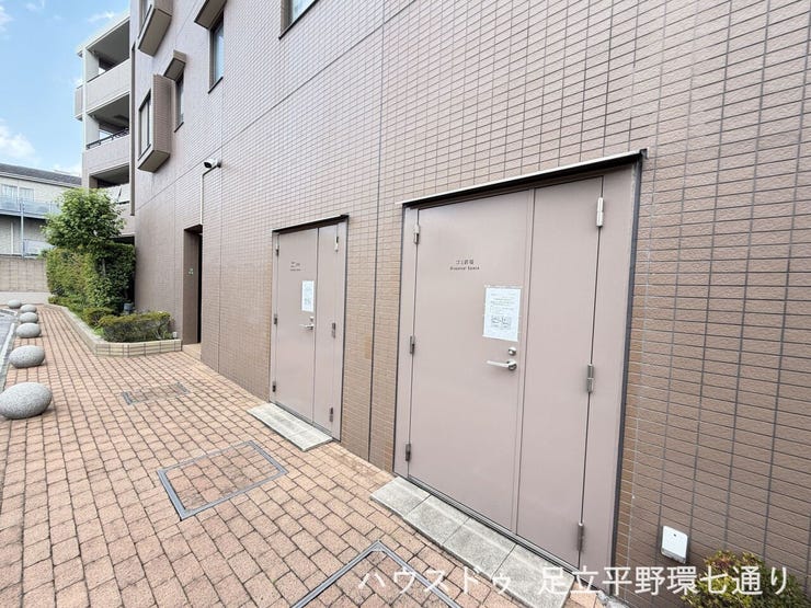 建物外部にゴミ置き場を設置。住戸からゴミを運びやすく、日々の暮らしを支えます。