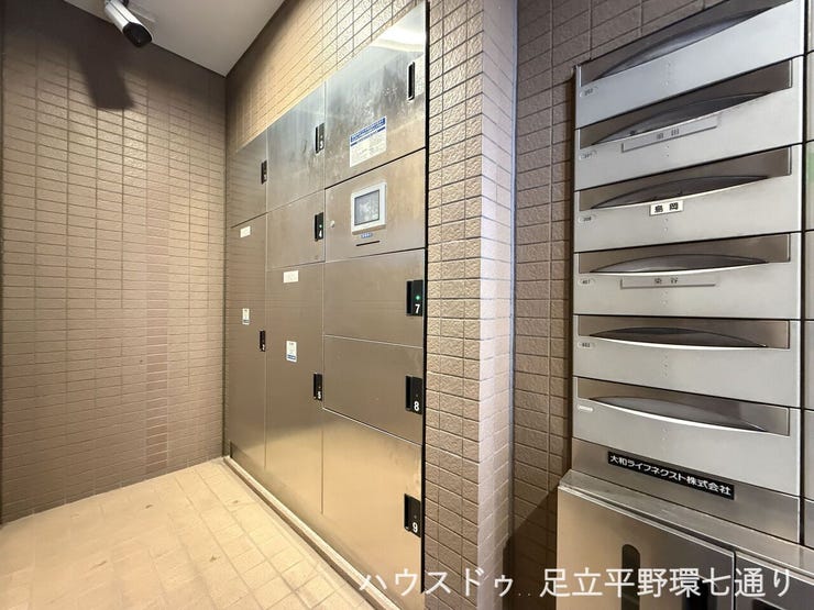 不在時でも荷物を受け取れる宅配ボックスを完備。外出が多い方にも便利です。